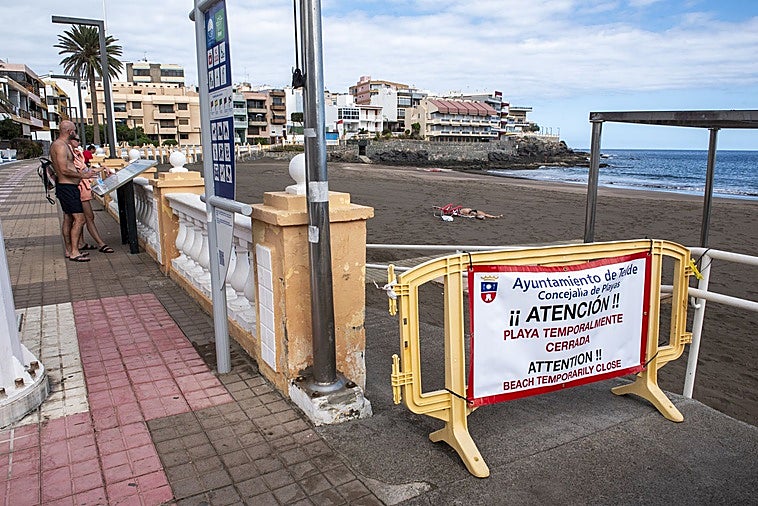 Cinco playas teldenses continúan cerradas al baño.