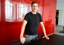 Santi Calvo, posando para la cámara en las instalaciones de CANARIAS7.