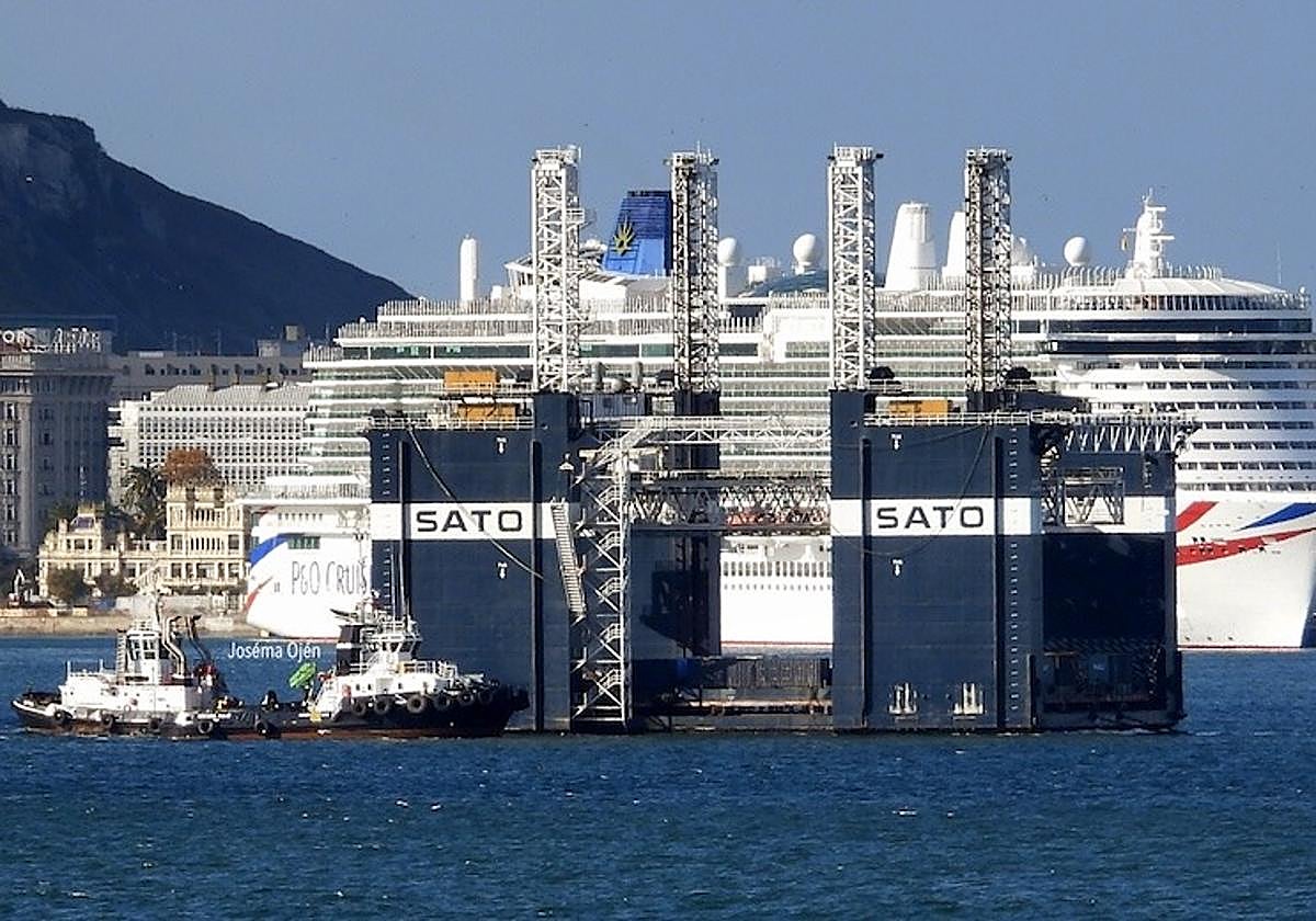Remolcadores con base en A Coruña, en la maniobra del dique cajonero Sato Levante, al salir del muelle.