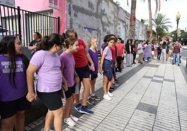 Tomás Morales se blinda con una cadena humana contra la violencia machista, en imágenes