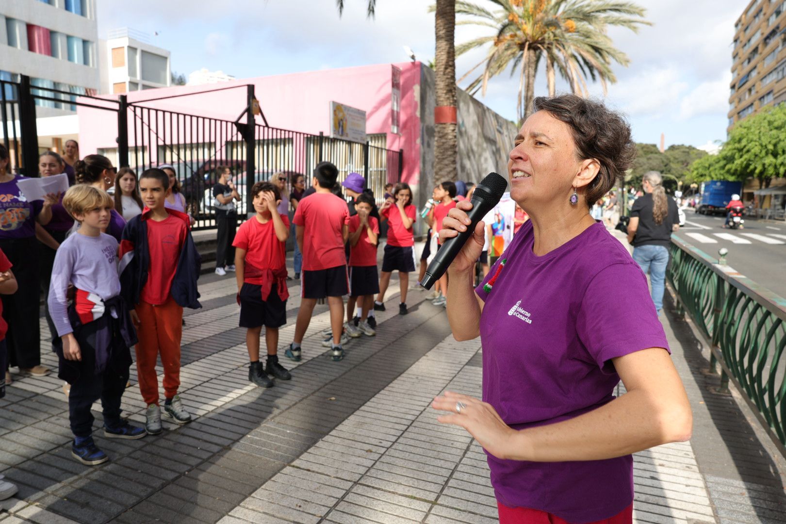 Tomás Morales se blinda con una cadena humana contra la violencia machista, en imágenes