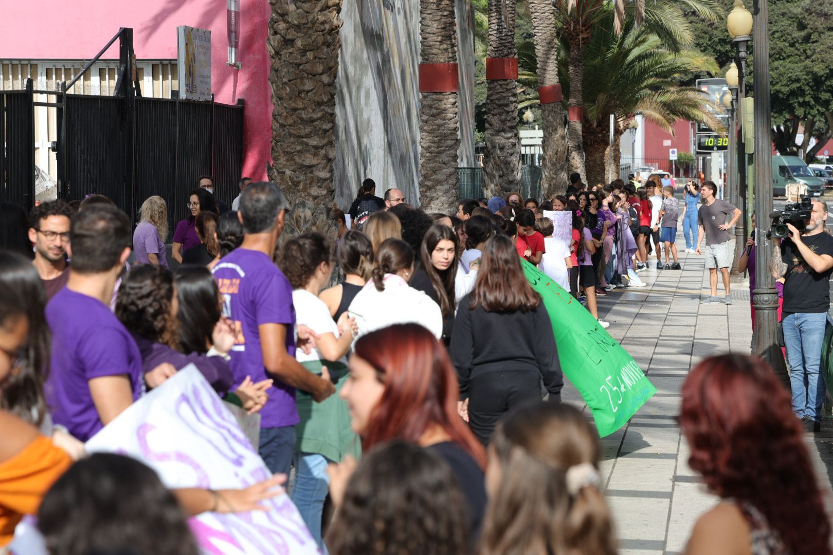 Tomás Morales se blinda con una cadena humana contra la violencia machista, en imágenes