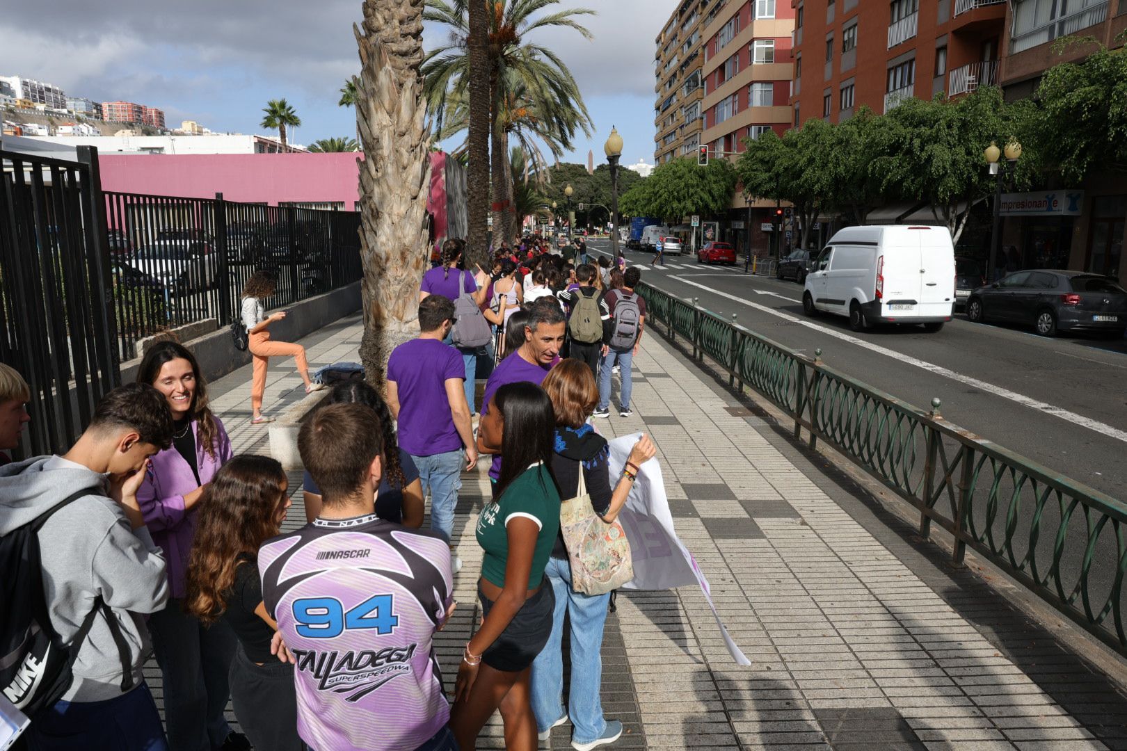 Tomás Morales se blinda con una cadena humana contra la violencia machista, en imágenes