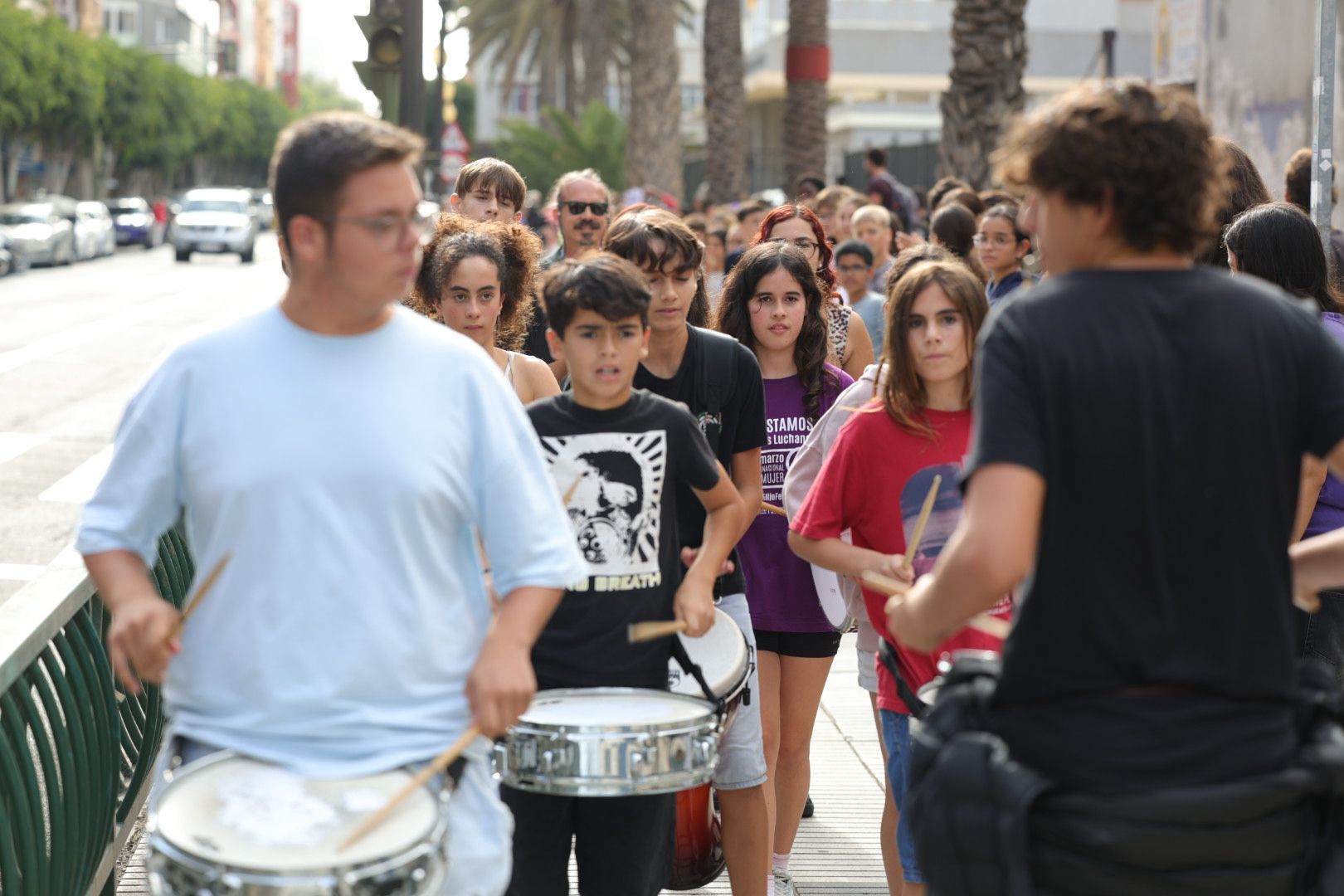 Tomás Morales se blinda con una cadena humana contra la violencia machista, en imágenes