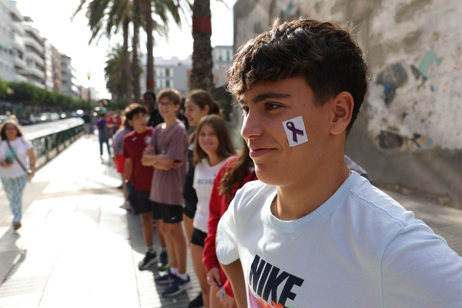 Tomás Morales se blinda con una cadena humana contra la violencia machista, en imágenes