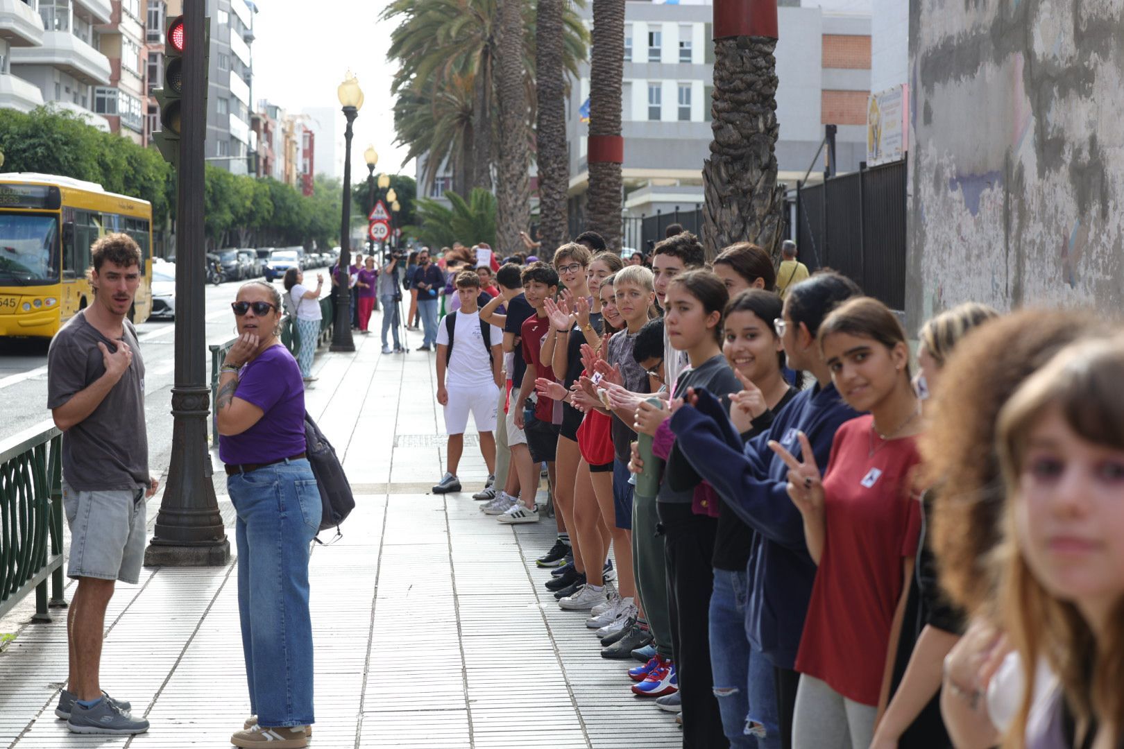 Tomás Morales se blinda con una cadena humana contra la violencia machista, en imágenes