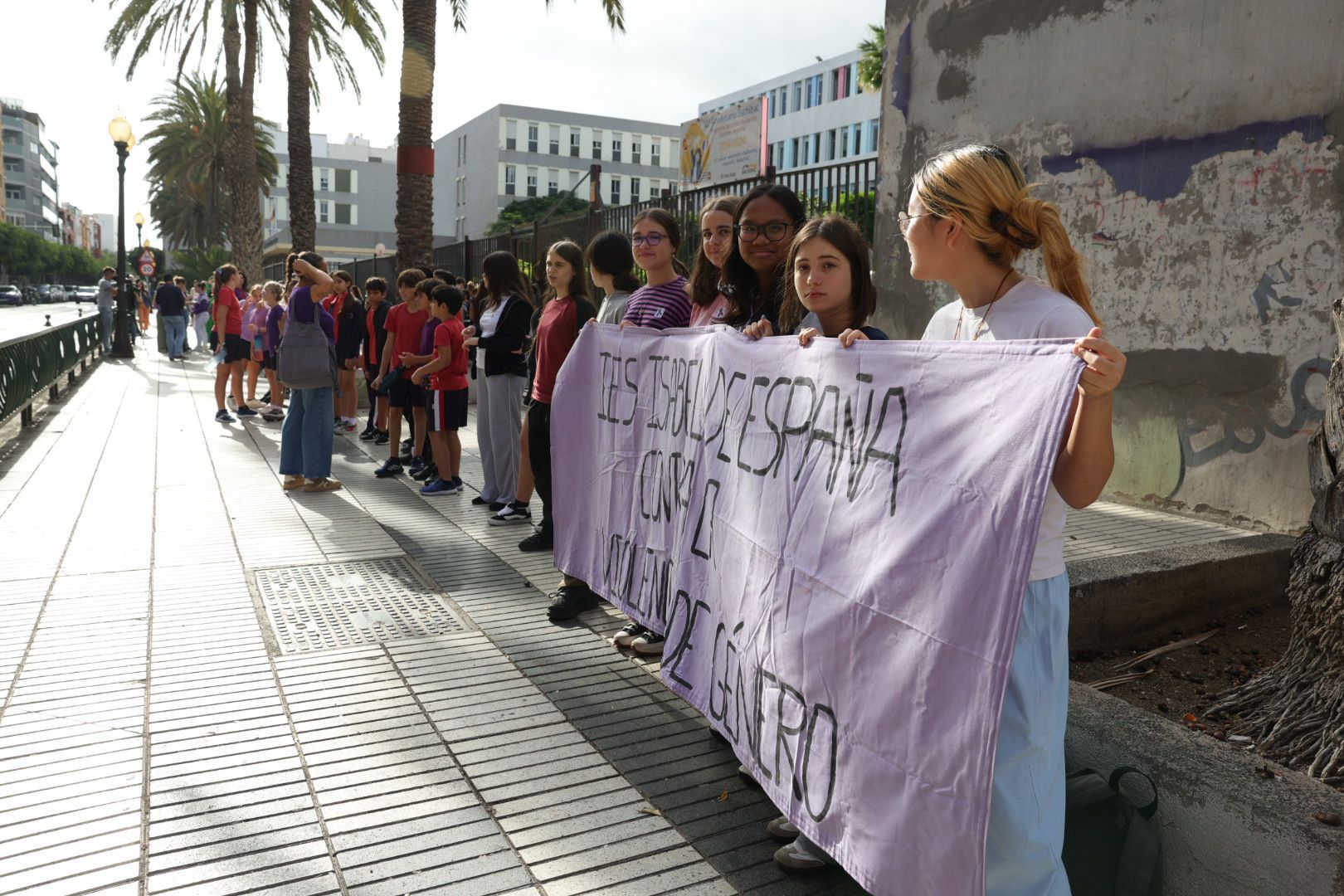 Tomás Morales se blinda con una cadena humana contra la violencia machista, en imágenes