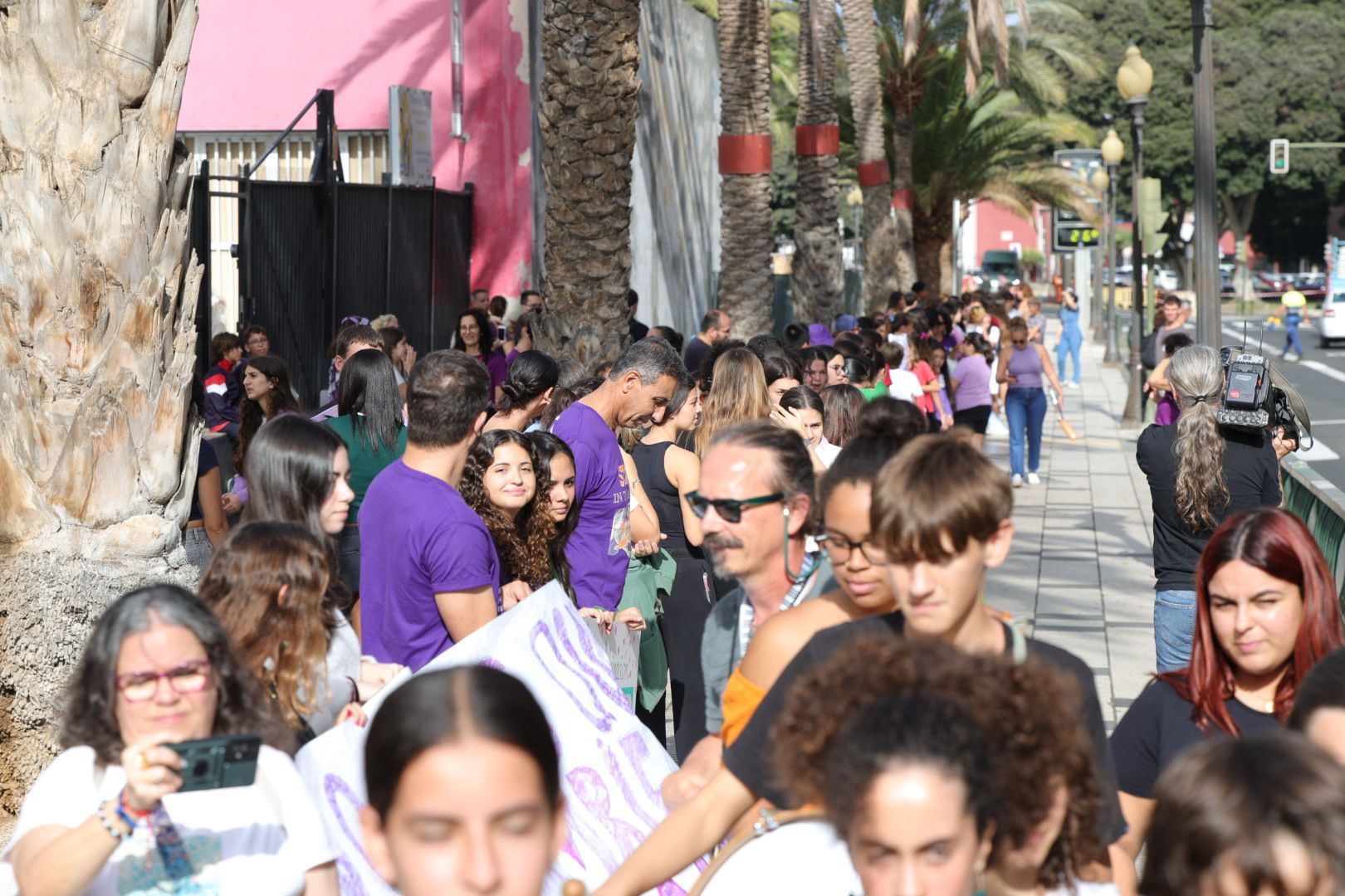 Tomás Morales se blinda con una cadena humana contra la violencia machista, en imágenes