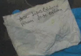 Foto del papel que encontró la Policía en la habitación de los sicarios con los nombres del Negro y su hijo.