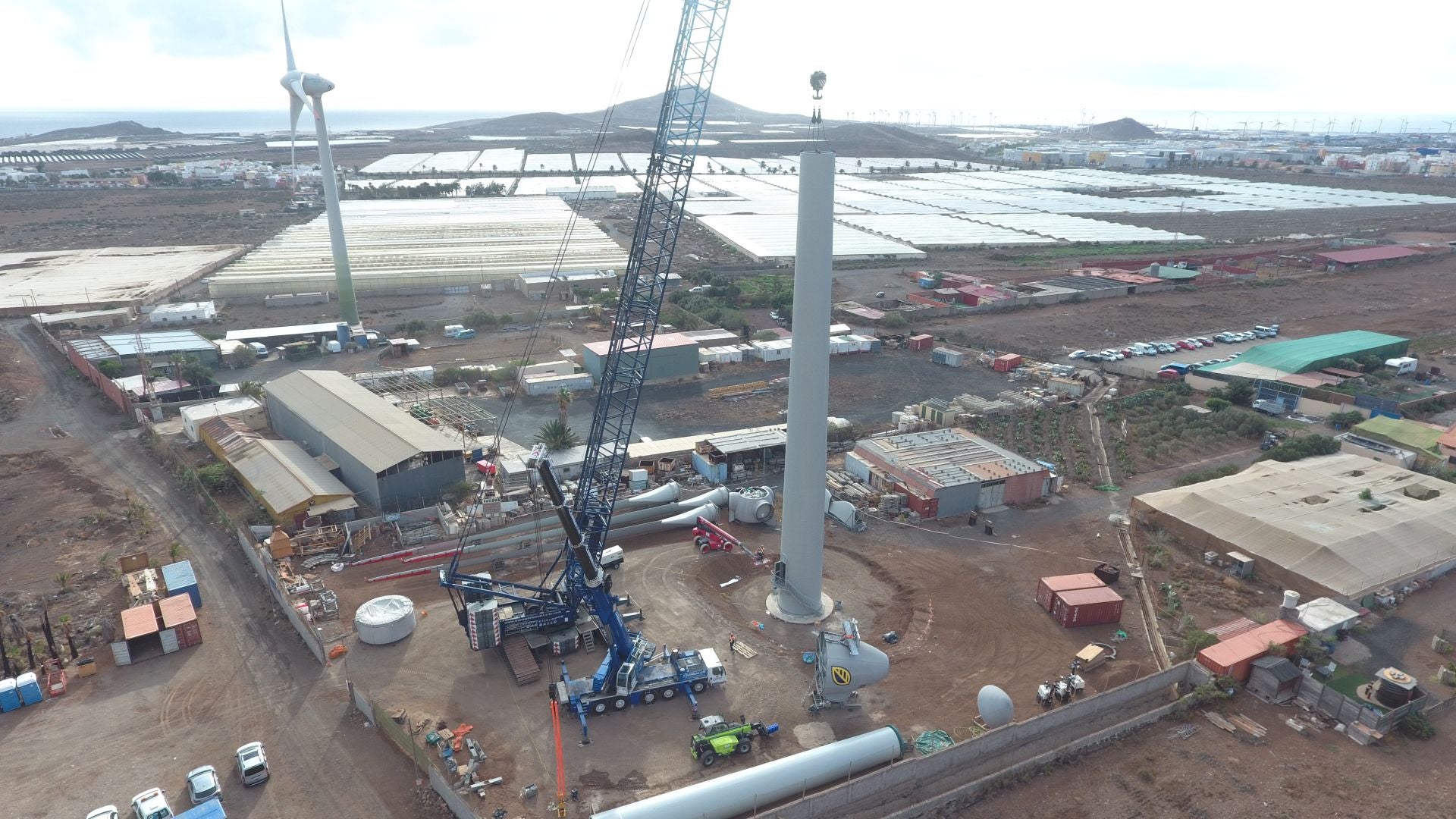 Momento del montaje del aerogenerador.