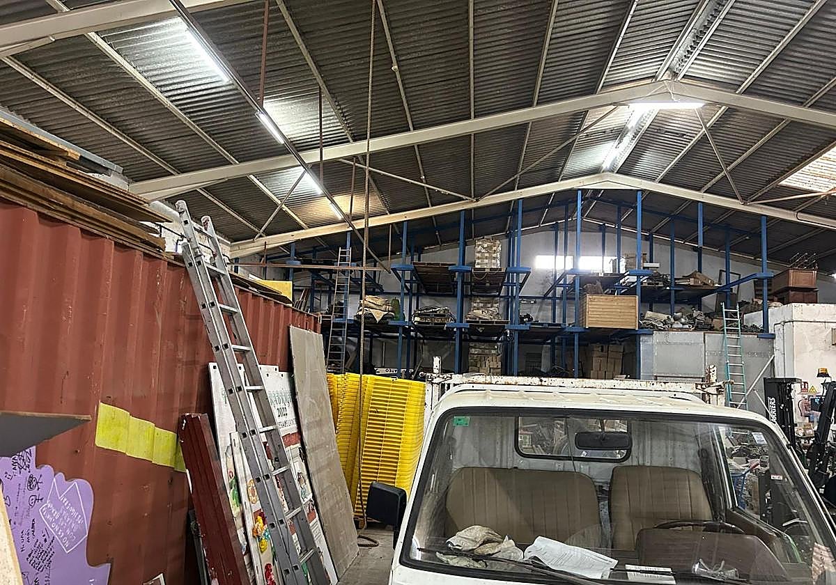 Imagen del interior del almacén municipal de Santa Brígida.