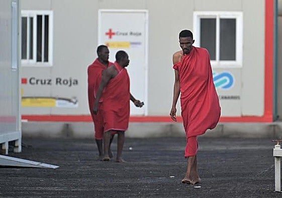 Salvamento Marítimo rescató este martes un cayuco con 150 personas, entre ellas 23 mujeres y ocho menores.