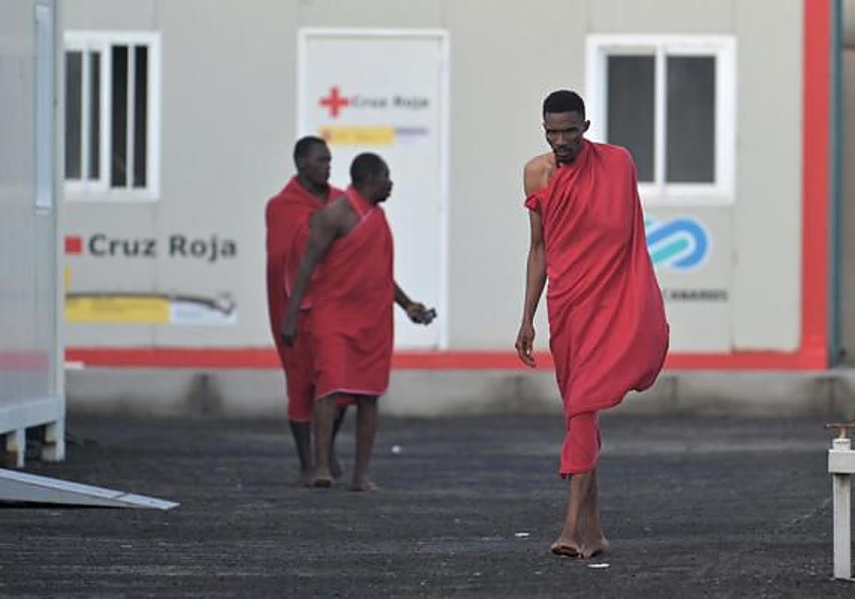 Salvamento Marítimo rescató este martes un cayuco con 150 personas, entre ellas 23 mujeres y ocho menores.