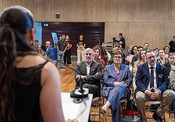 Fernando Clavijo (1i) preside el acto del Gobierno canario por el 25N, junto a Candelaria Delgado (c) y Poli Suárez (d).