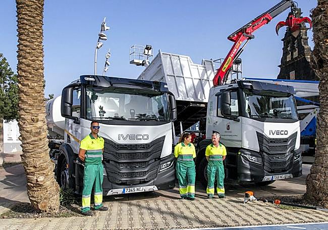 Dos camiones de la nueva UTE FCC de limpieza de las zonas ajardinadas del municipio capitalino.