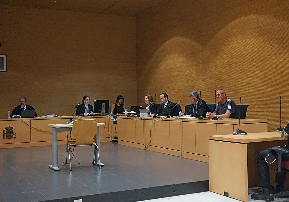 Imagen del acusado, primero por la derecha, en el juicio celebrado este martes en la Sección Segunda de la Audiencia Provincial de Las Palmas.