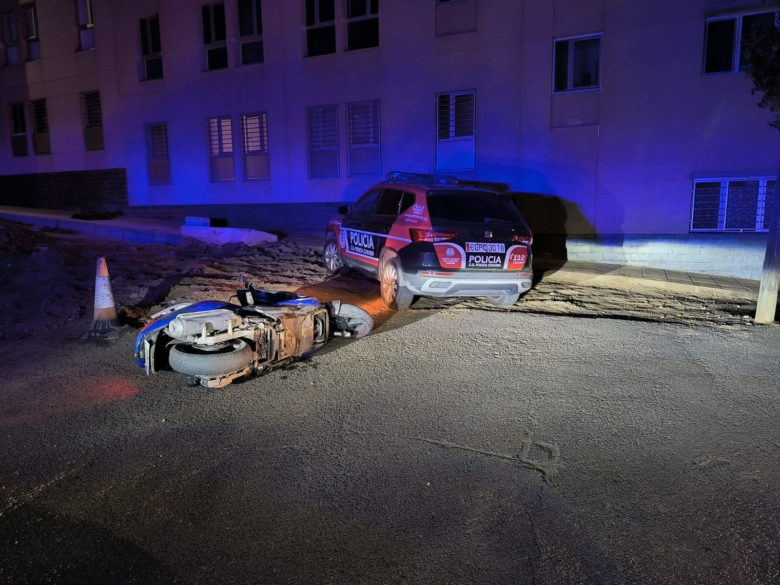 imagen de la moto tirada tras la persecución.
