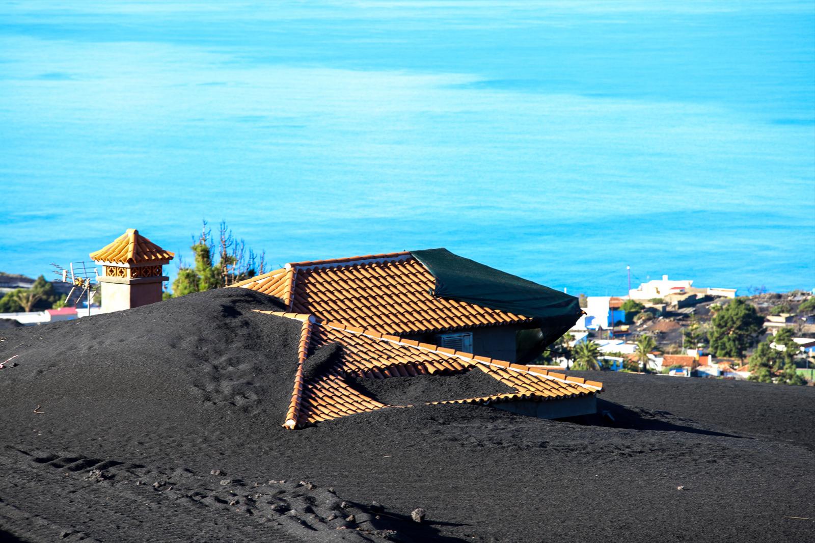 Imagen de archivo de viviendas enterradas por las cenizas expulsadas por el volcán Tajogaite, en La Palma.