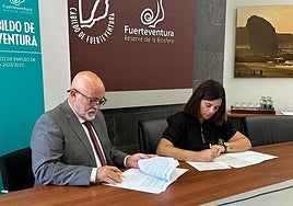 La consejera Nuria Cabrera y Juan Jesús Rodríguez Marichal, de la Cámara de Comercio, suscriben el convenio.