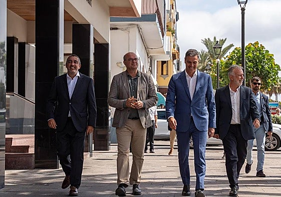 El delegado del Gobierno en Canarias, Anselmo Pestana; el presidente del Gobierno, Pedro Sánchez, y el ministro de Política Territorial y Memoria Democrática, Ángel Víctor Torres, a su llegada a la reunión con el presidente de Canarias, Fernando Clavijo, en La Palma para abordar la crisis migratoria del archipiélago.