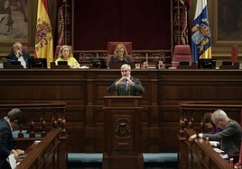 El presidente de Canarias, Fernando Clavijo, durante su intervención en el pleno del Parlamento de Canarias.