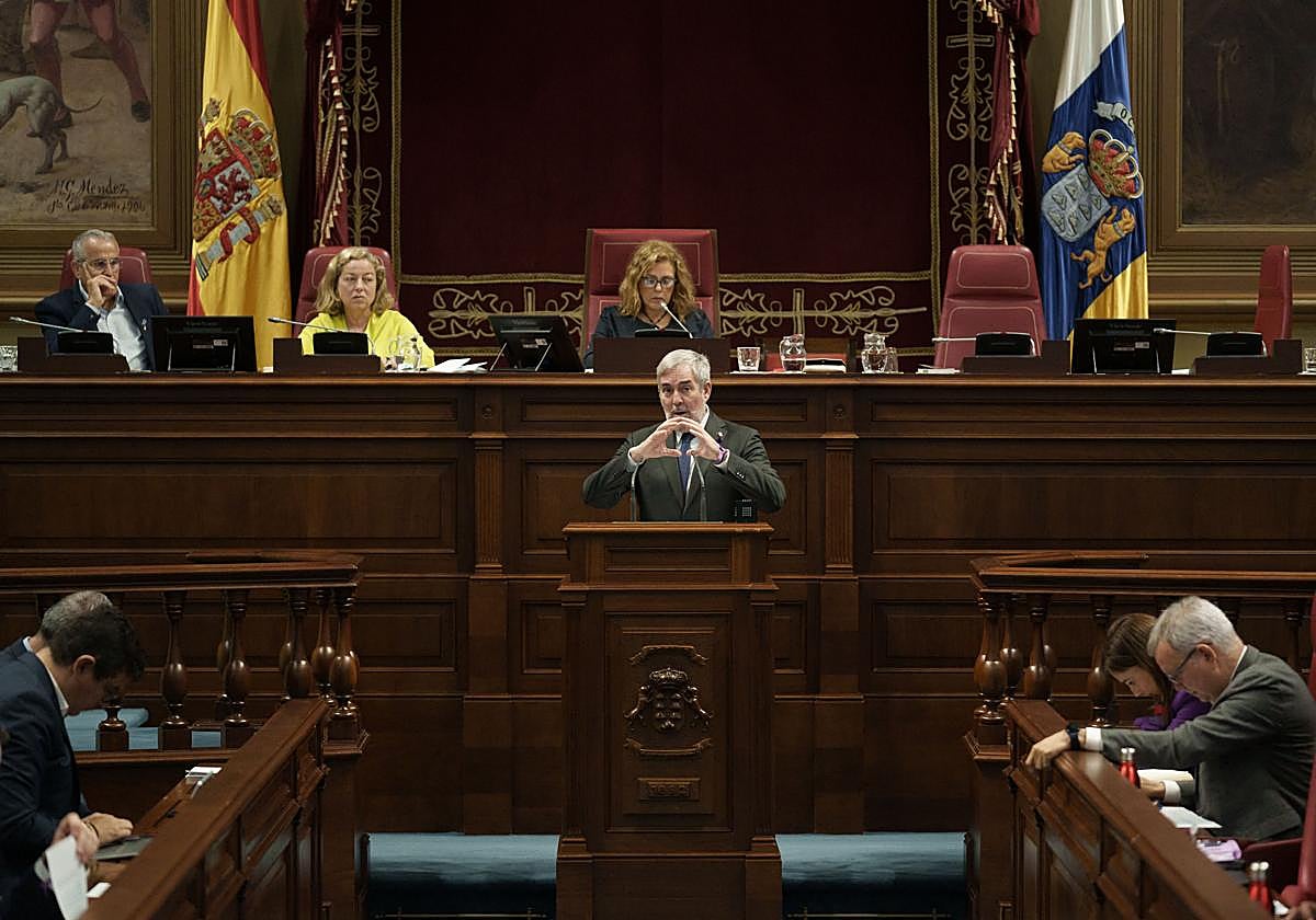 El presidente de Canarias, Fernando Clavijo, durante su intervención en el pleno del Parlamento de Canarias.