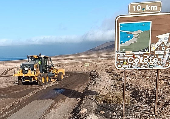 El tren de recebe, donde termina la carretera asfaltada y empieza el camino de tierra hasta la punta de Jandía, en el municipio de Pájara.