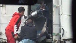 Imagen del momento en el que los ladrones introducen una de los motos dentro del furgón.