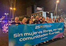 Ingrid Navarro, tras su incidente en la pancarta aldeana, optó por ponerse detrás de la de Primero Canarias. En la imagen, la quinta de derecha a izquierda.