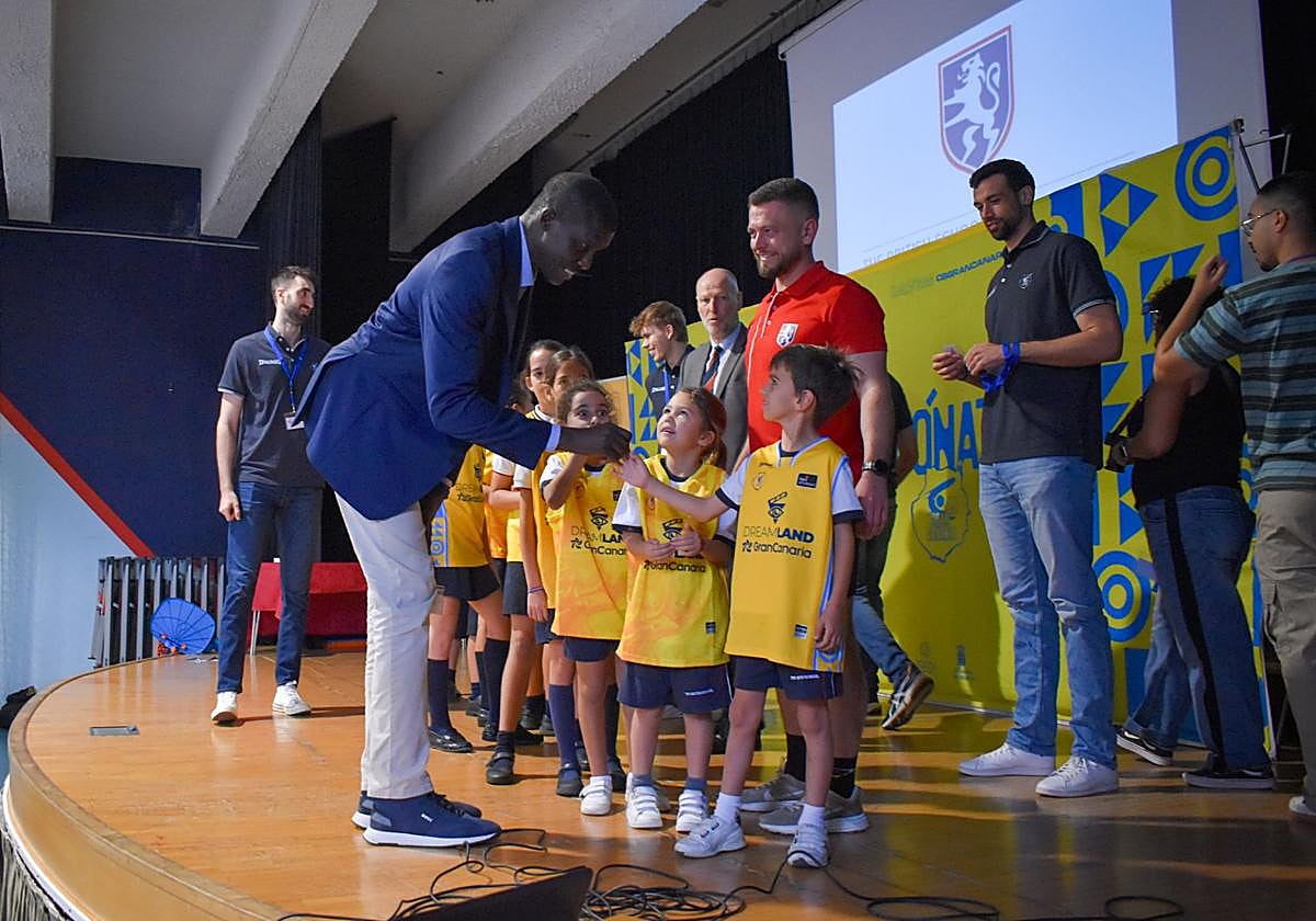 Los jugadores del Granca Eric Vila, Pierre Pelos y Eetu Heinonen visitan The British School of Gran Canaria