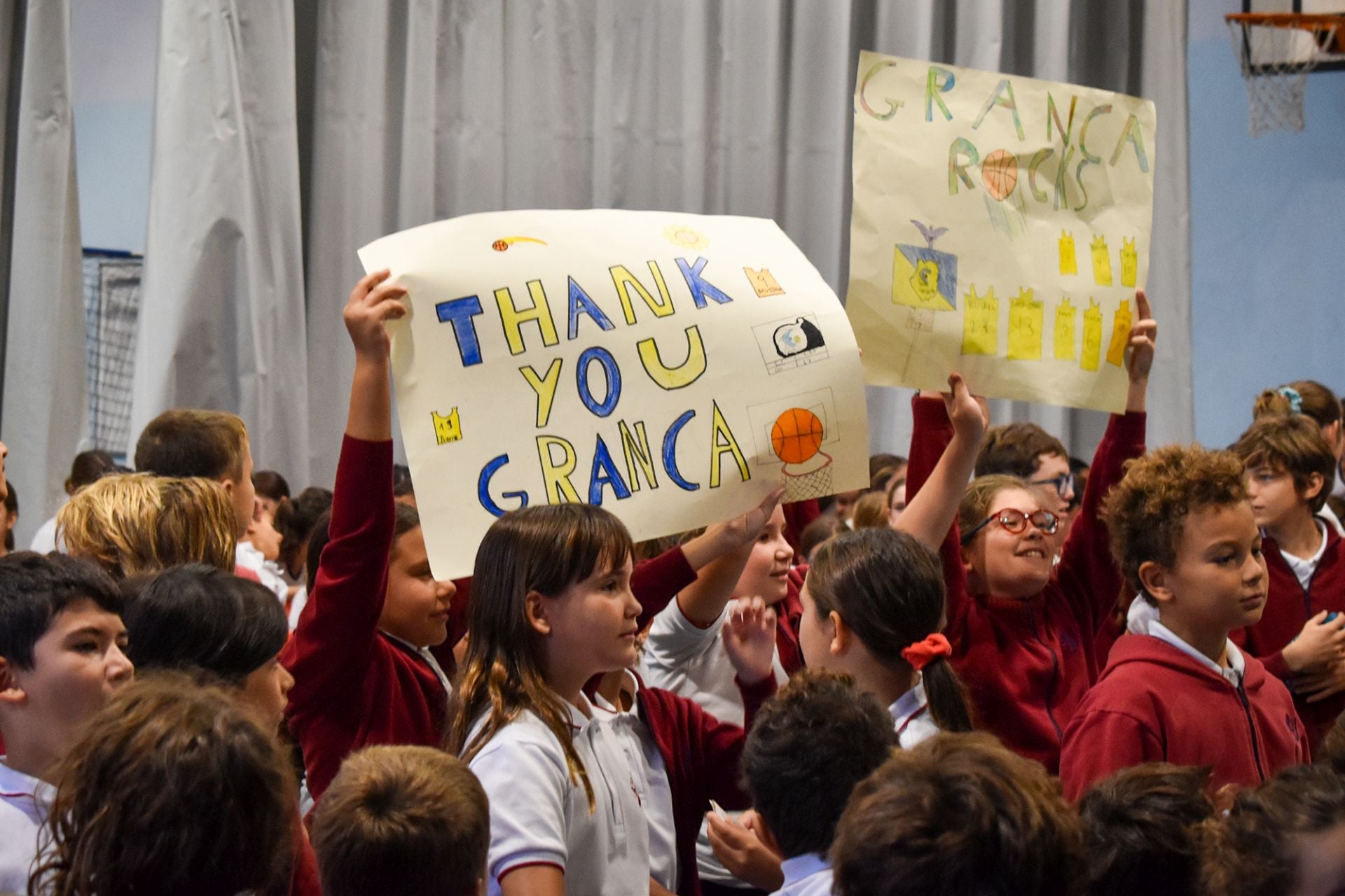 Los jugadores del Granca Eric Vila, Pierre Pelos y Eetu Heinonen visitan The British School of Gran Canaria