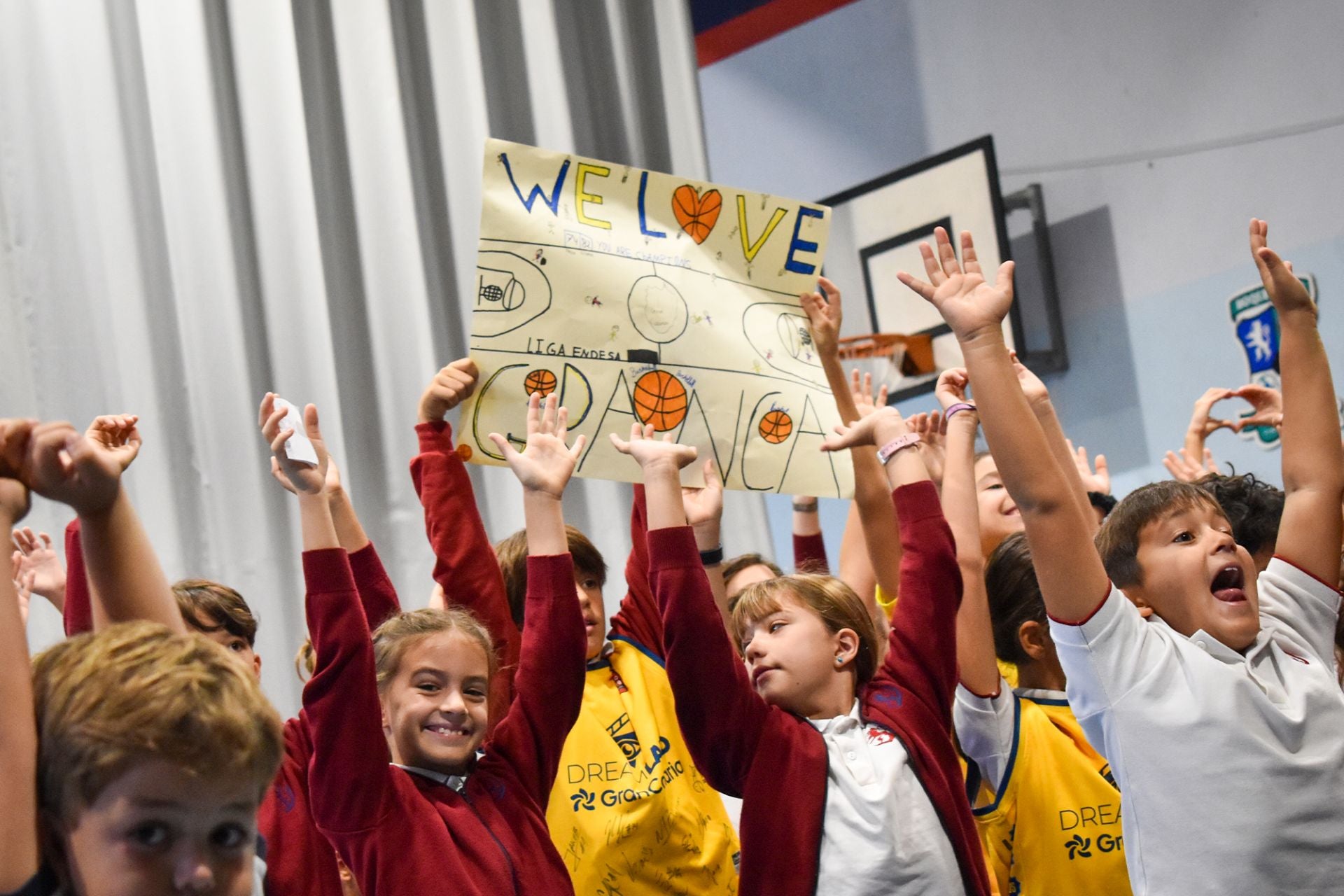 Los jugadores del Granca Eric Vila, Pierre Pelos y Eetu Heinonen visitan The British School of Gran Canaria