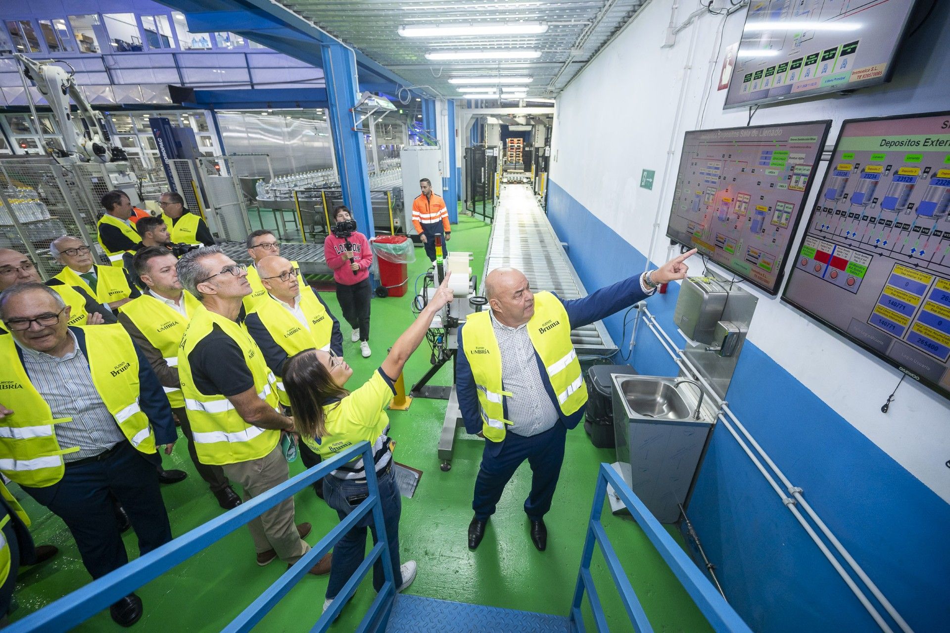 Óscar Díaz, propietario de Aguacana, mostró las instalaciones a las autoridades presentes en el acto.