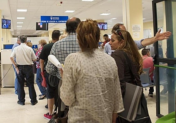 Imagen de archivo de colas en la oficina de atención al contribuyente de Las Palmas de Gran Canaria.