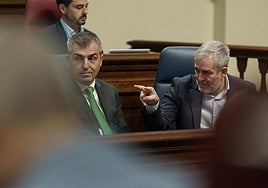 El presidente de Canarias, Fernando Clavijo (d), y el vicepresidente del Gobierno de Canarias y consejero de Economía, Industria, Comercio y Autónomos, Manuel Domínguez (i), durante el pleno.