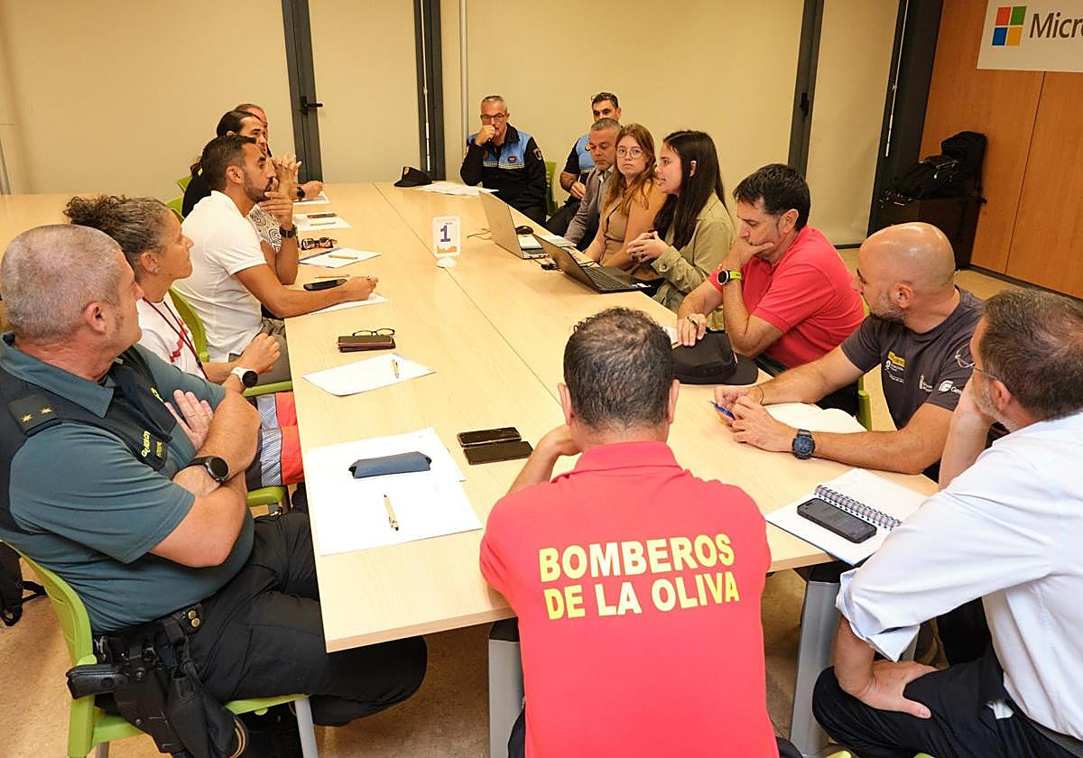 Carlos Martín Esquivel presidió la reunión de los distintos cuerpos de seguridad y emergencia en Fuerteventura.