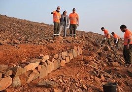 La primera mandataria Lola García, en los trabajos de las cuadrillas de Gesplan en Agua de Bueyes, en el municipio de Antigua.