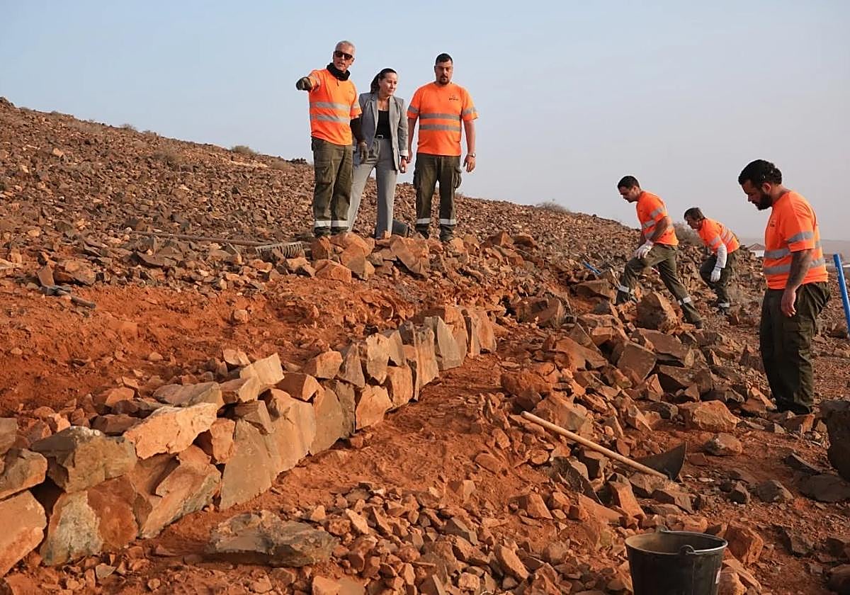 La primera mandataria Lola García, en los trabajos de las cuadrillas de Gesplan en Agua de Bueyes, en el municipio de Antigua.