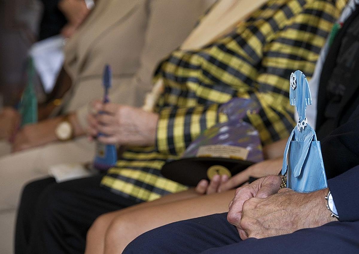 Imagen secundaria 1 - «Está en nuestras manos acabar con la lacra de asesinos machistas desde casa, con amor y respeto»