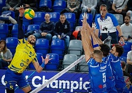 Osmany, en pleno remate, durante el choque ante el conjunto búlgaro.