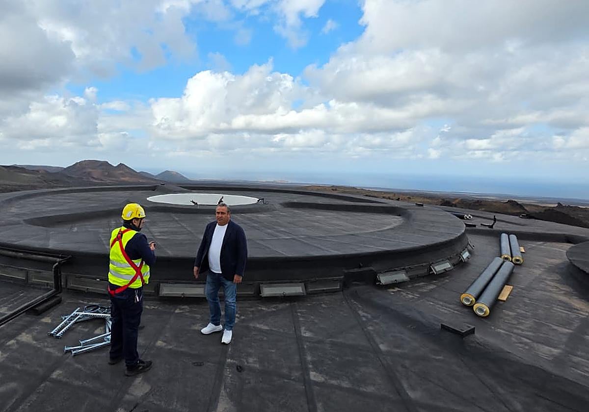 Consejero supervisando el inicio del proceso de instalación.