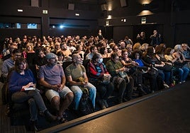 La sala de proyección de El Almacén, en Arrecife, minutos antes de comenzar la proyección, con todo su aforo al completo.