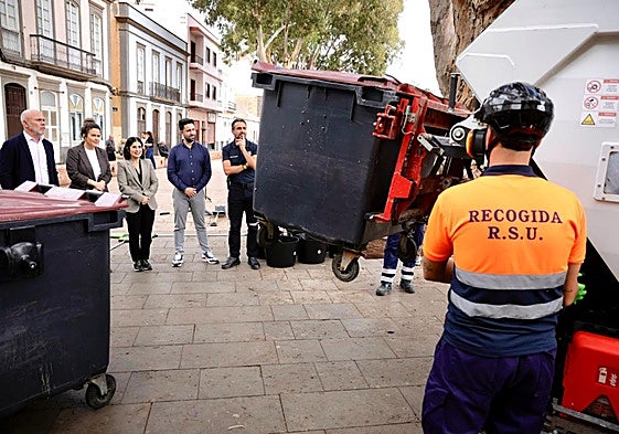 Presentación de los nuevos minirrecolectores de basura en el Paseo de San José con cargo al contrato de emergencia con FCC.