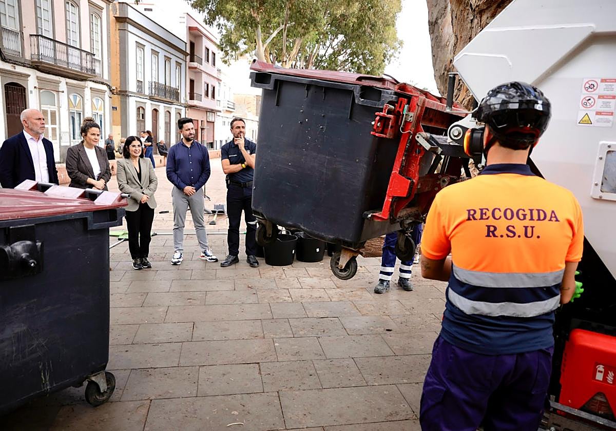 Presentación de los nuevos minirrecolectores de basura en el Paseo de San José con cargo al contrato de emergencia con FCC.