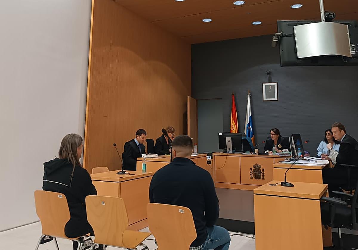 Imagen de dos de los tres encausados en el Juzgado de lo Penal 6 de la capital grancanaria. C7