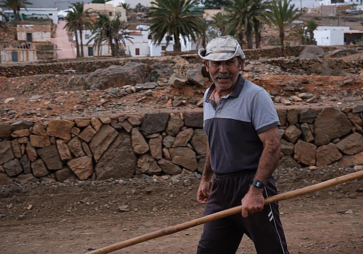Paco realiza a diario, desde hace 20 años, este mismo camino para dar de beber al ganado en el pozo municipal de Toto.