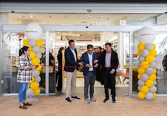 De izquierda a derecha, Anup Aswani, Presidente y CEO del Grupo Ideal Joyeros, Dhiraj Chhabria, Presidente y CEO de Fund Grube, y Shyam Aswani, Fundador del Grupo Ideal Joyeros.