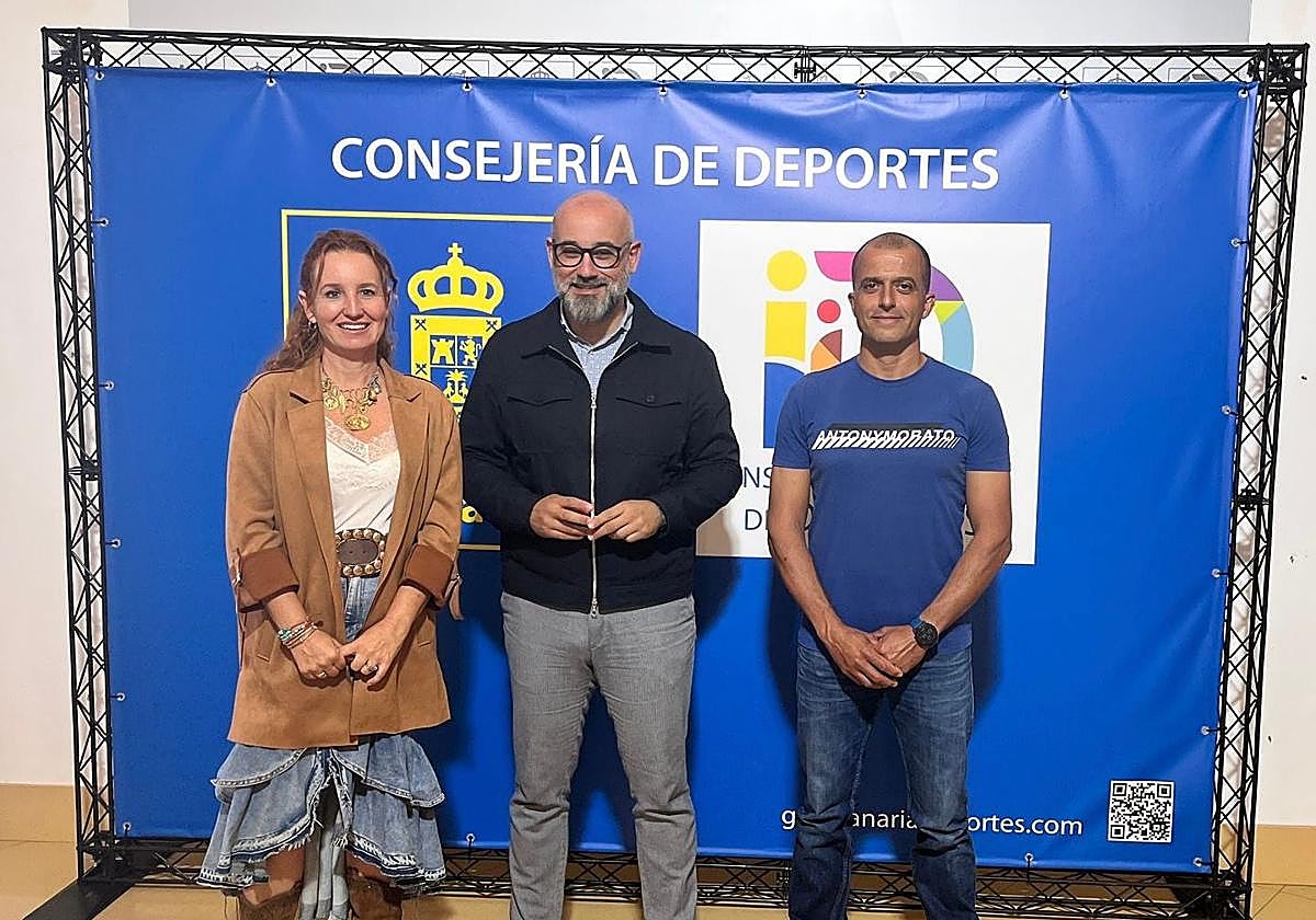 La presidenta de la Federación de Hípica, Noemí Carreras, el consejero de Deportes del Cabildo de Gran Canaria, Aridany Romero, y el vocal técnico de jueces de la Federación, Jonay Cabrera.