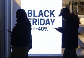 Un comercio anuncia descuentos por el Black Friday.
