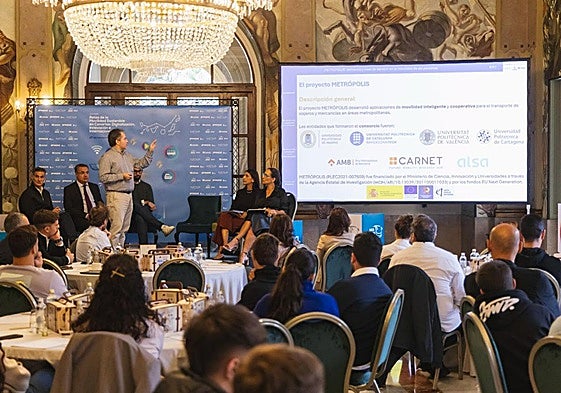 El público permaneció atento a uno de los ponentes durante la jornada celebrada en el Hotel Santa Catalina.